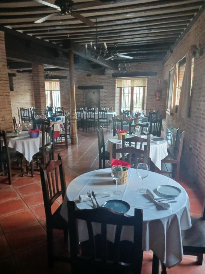 Hotel Restaurante Dona Elvira Nava del Rey Dış mekan fotoğraf