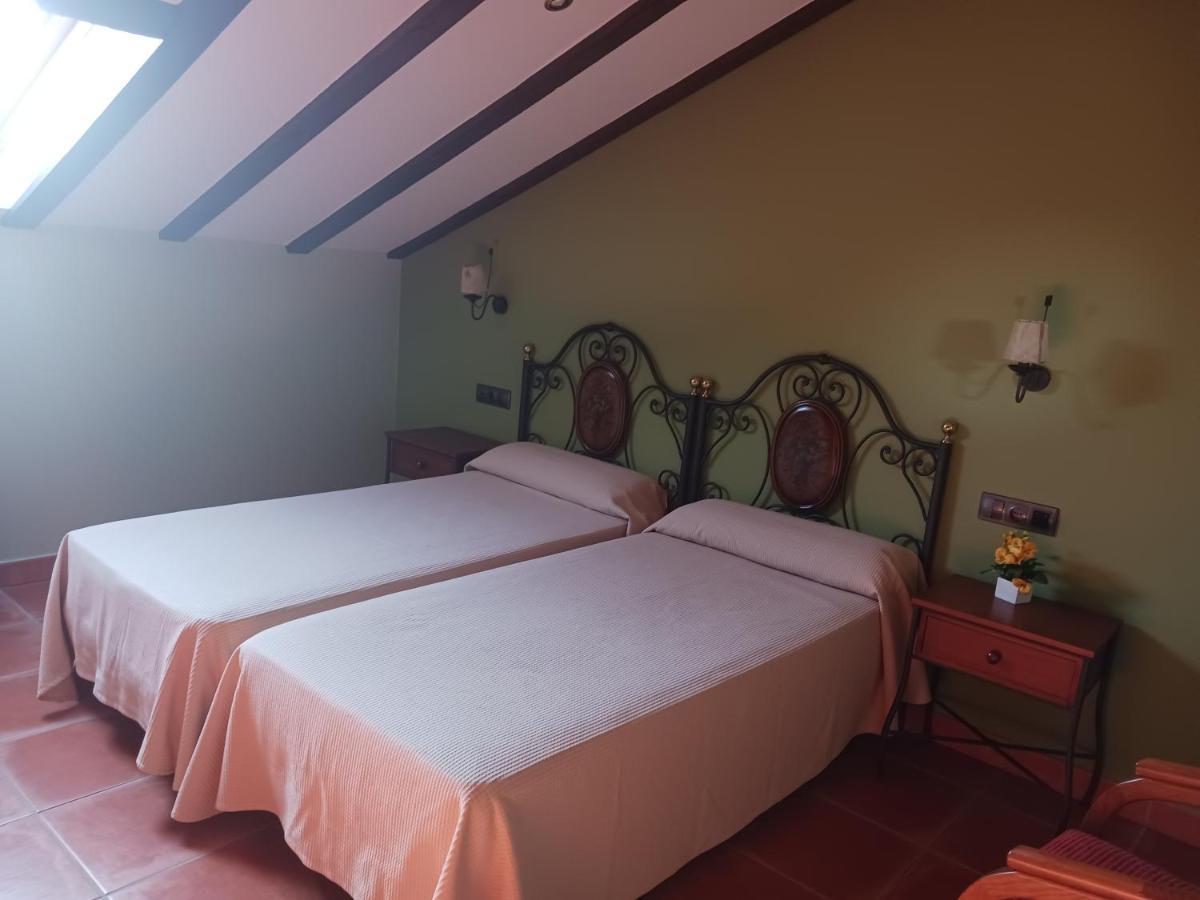 Hotel Restaurante Dona Elvira Nava del Rey Dış mekan fotoğraf