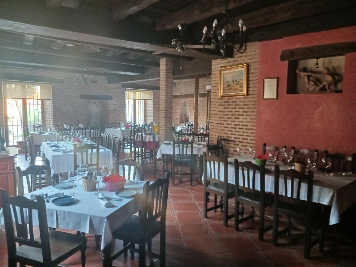 Hotel Restaurante Dona Elvira Nava del Rey Dış mekan fotoğraf